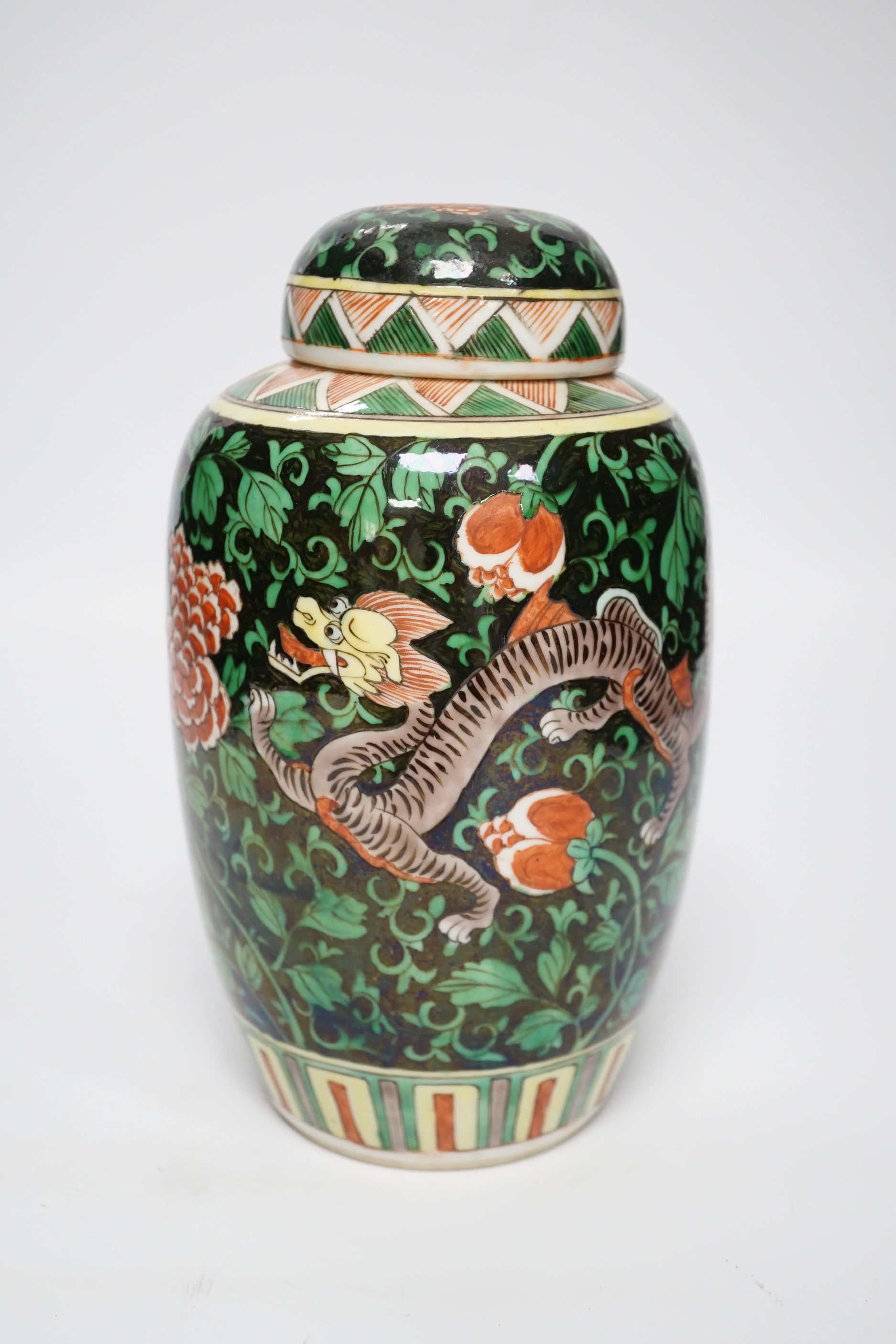 A small Chinese famille noire ‘dragon’ jar and cover, late 19th century, 21.5cm